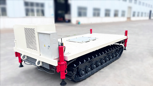 白色遥控履带车