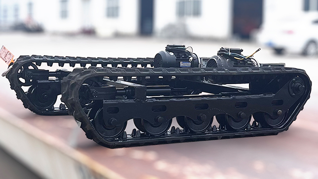 客户定制遥控履带底盘红枣捡拾器的好搭档-春云机械