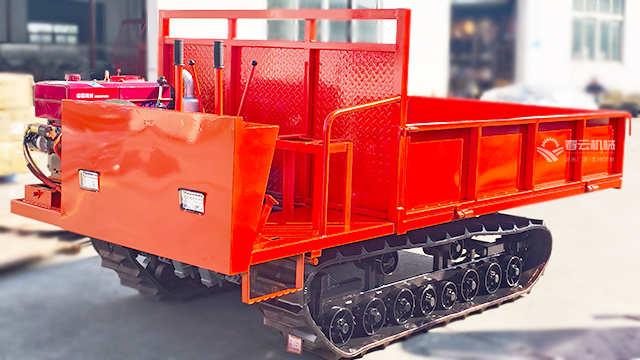 农户选车看爬坡履带式运输车爬坡能力过硬！