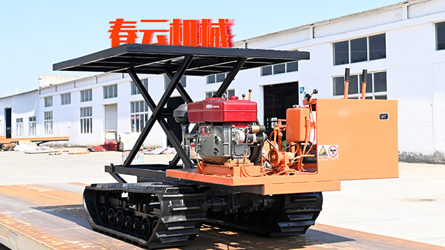 绿色履带运输车